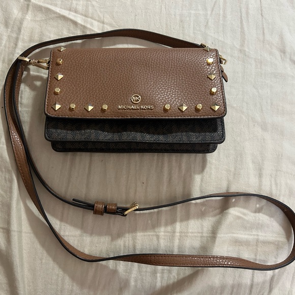 Micheal Kors Small studded Faux Leather and logo smartphone crossbody - Picture 2 of 8